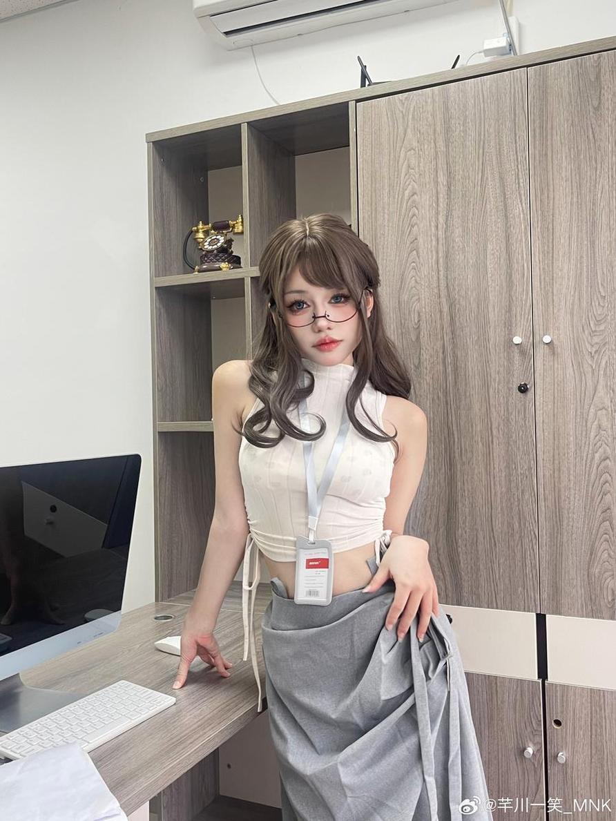 芊川一笑小红帽图集：感受惊艳的照片之美