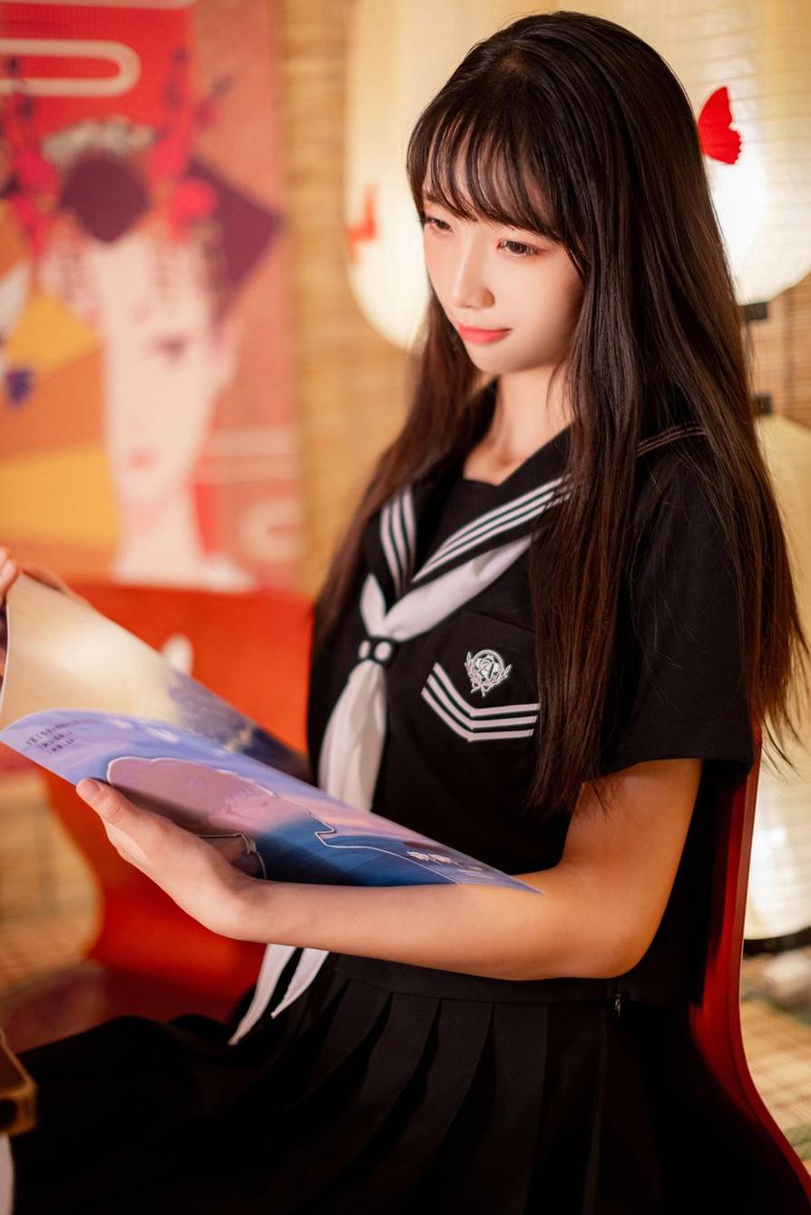 神秘少女背后的西呱呀呀呀新作品集，摄影魅力无限。