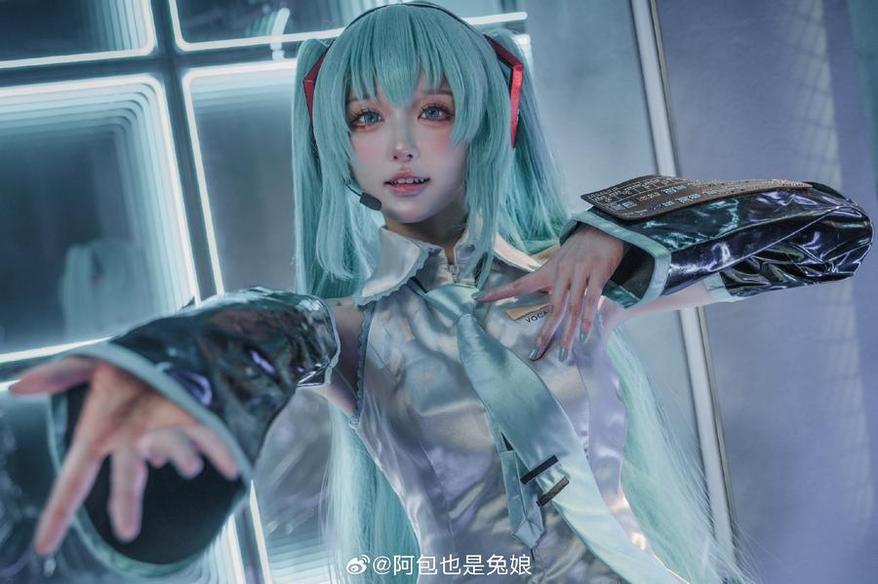 人气爆棚阿包也是兔娘cos菲谢尔，打造经典菲谢尔摄影照片