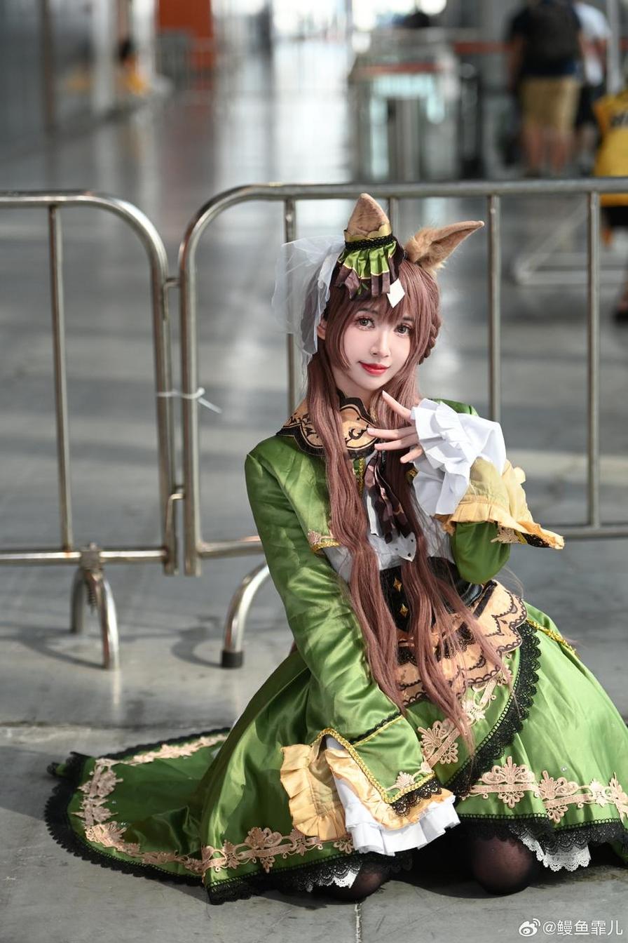 轻松欣赏鳗鱼霏儿和谁在泳池边的摄影之美，心旷神怡